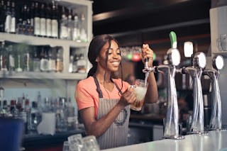 14 métiers ou emplois que vous pouvez faire sans le bac en Afrique. 9 barmaid barman