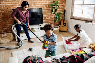 14 métiers ou emplois que vous pouvez faire sans le bac en Afrique. 6 black family cleaning house together