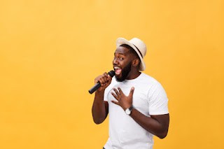 14 métiers ou emplois que vous pouvez faire sans le bac en Afrique. 15 jeune beau garcon afro americain chantant emotionnel microphone isole fond jaune 1258 3932